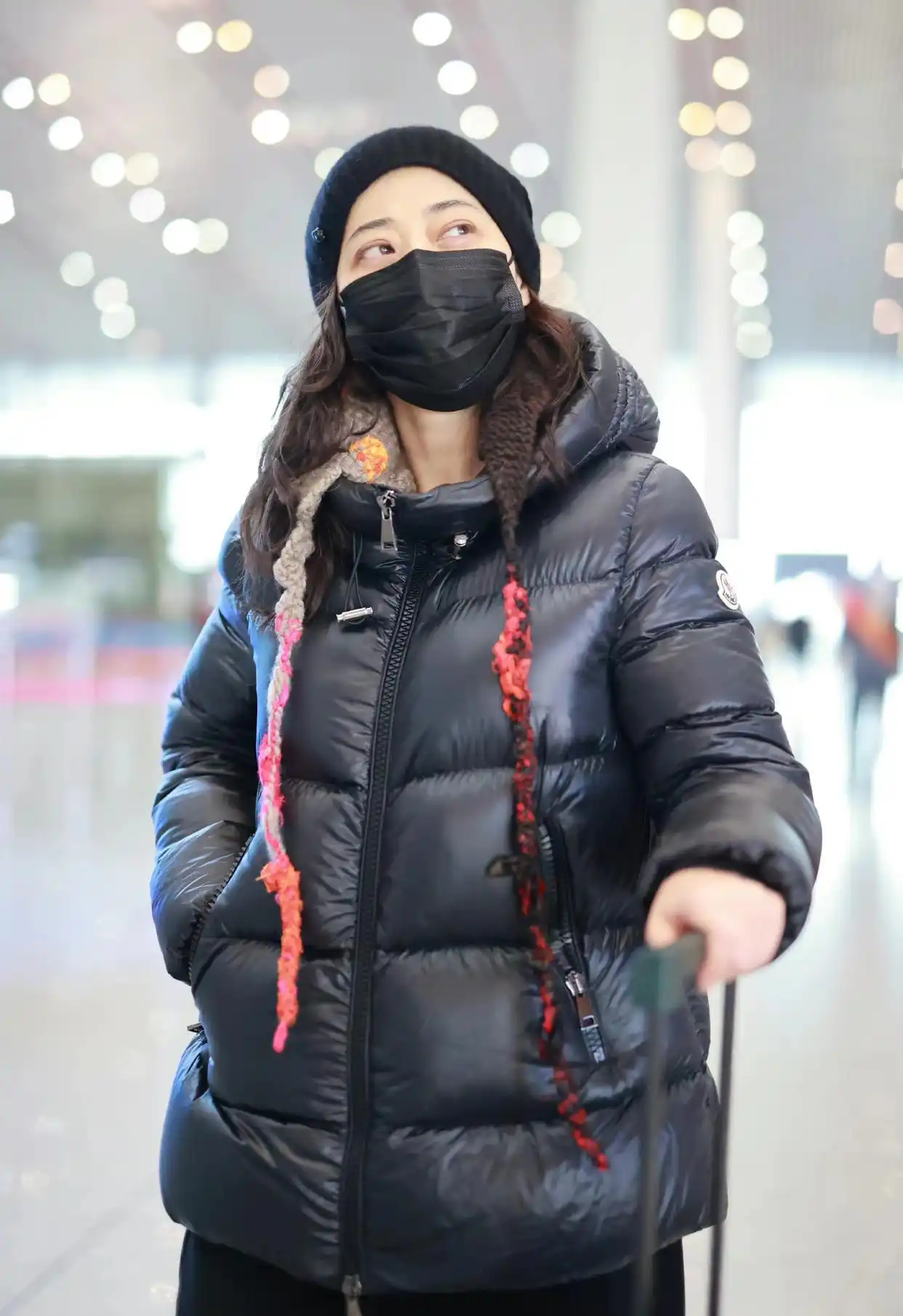 梅婷冬季棉服搭配_梅婷机场秀造型_女明星的冬装