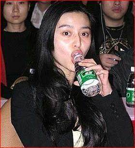明星喝水姿势_女明星喝水邪恶_喝水表情夸张